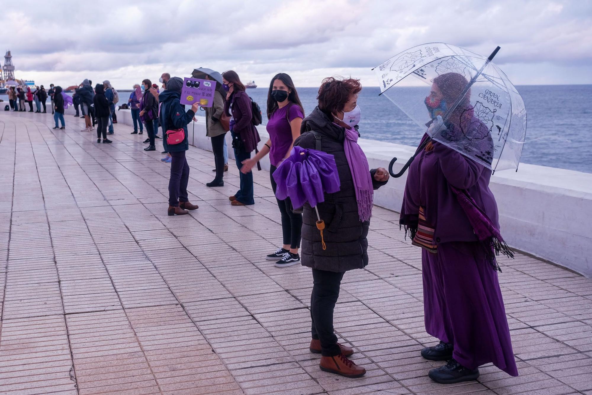 Una cadena humana viste de violeta la Avenida Marítima en el 8M
