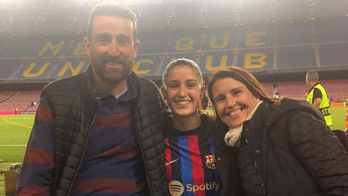 Jana, con su familia en el Camp Nou