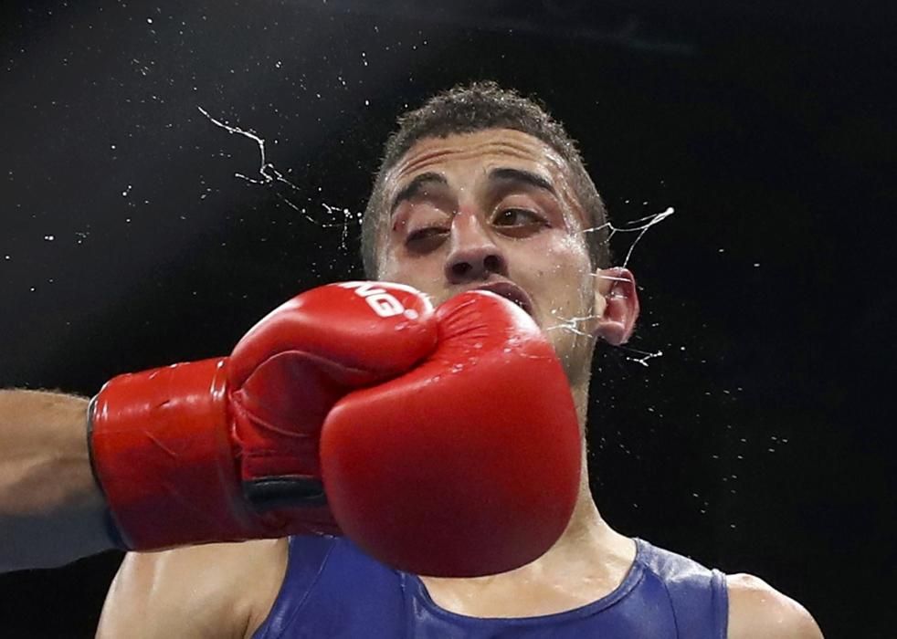 El argeliano Mohamed Flissi recibe un puñetazo de su contrincante.