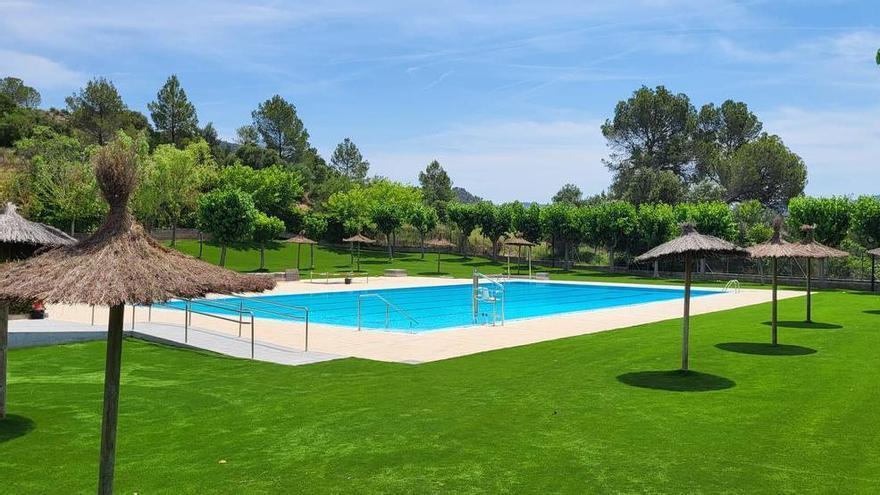 Castellbell obre dilluns les piscines, que ara compten amb gespa artificial