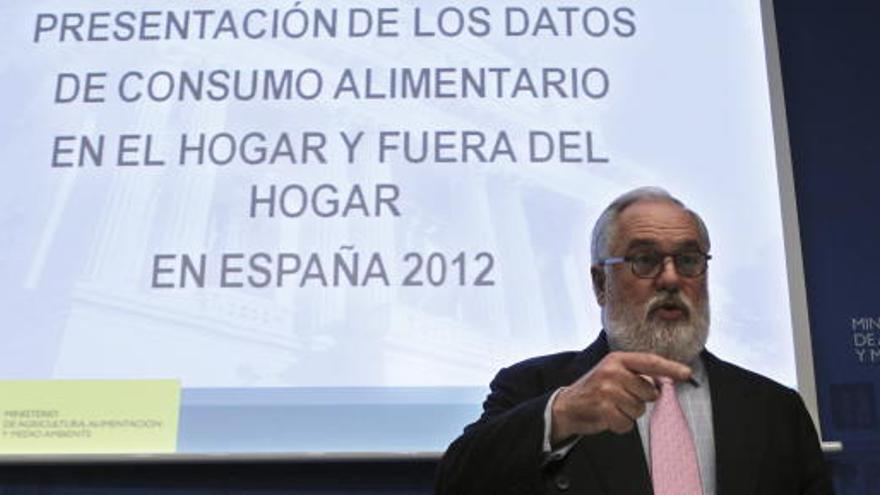 Arias Cañete presenta el estudio.