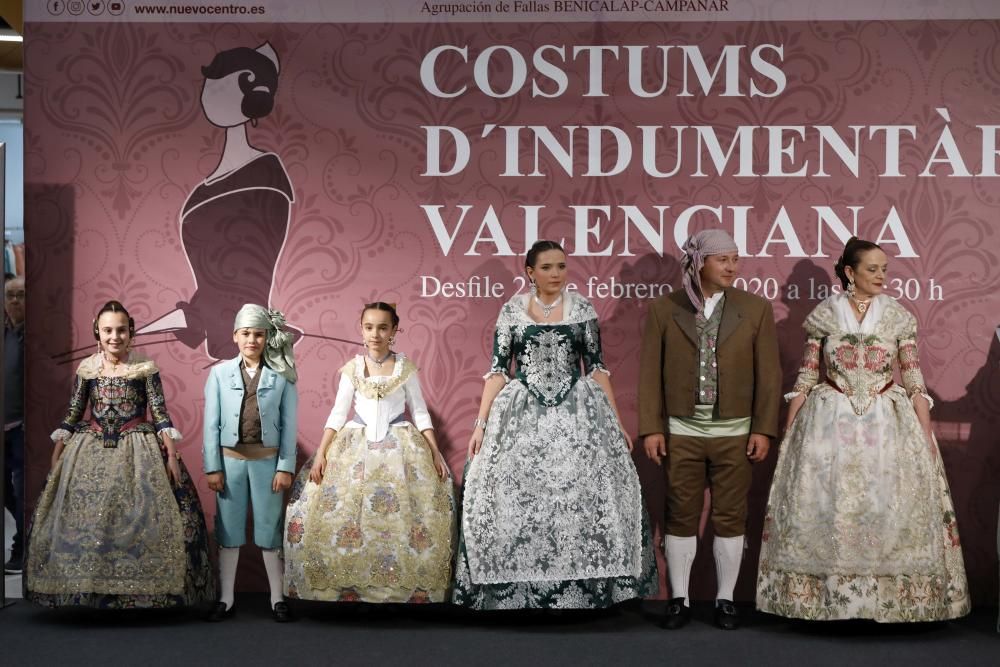 Desfile benéfico de indumentaria valenciana de Albaes en Nuevo Centro