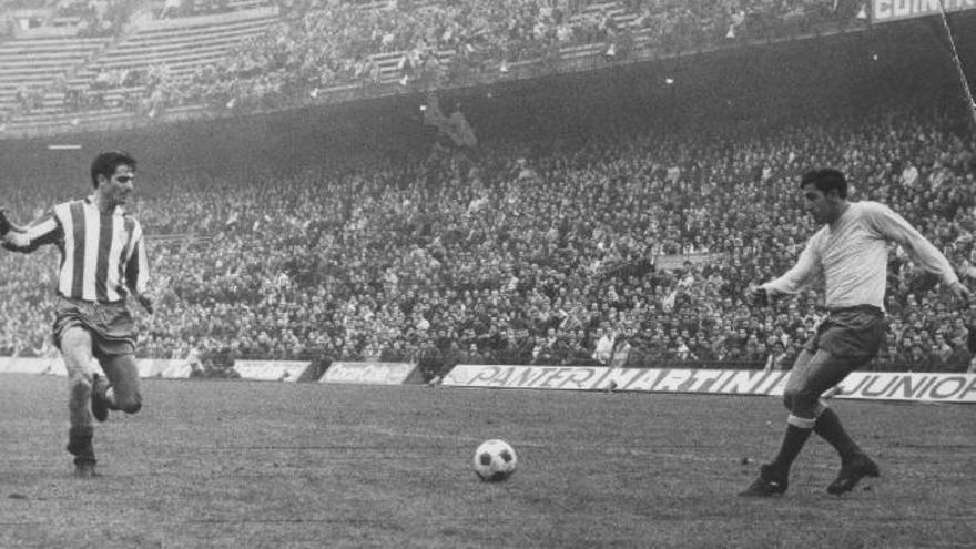 Gilberto I completa el centro, ante la presencia de un rival del Atlético de Madrid, en el Calderón.