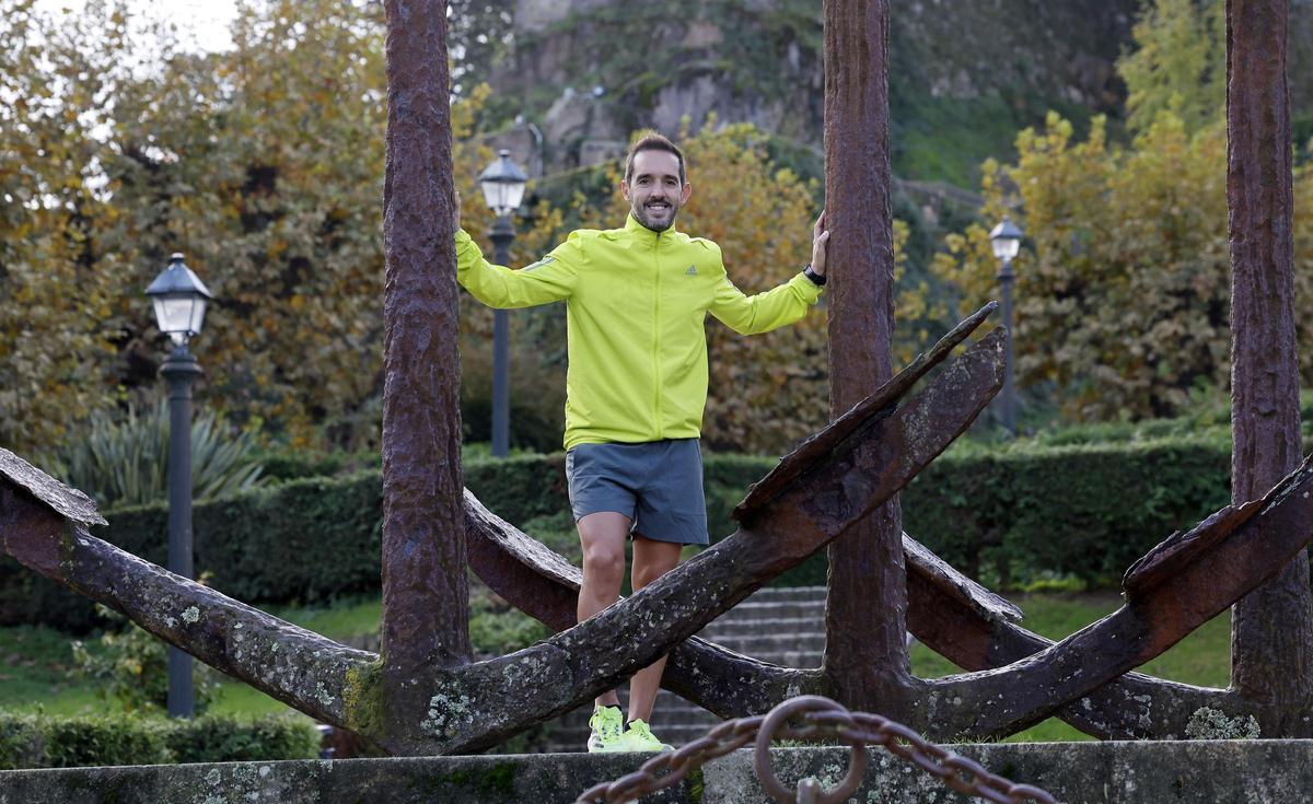 Manu Estévez, en el Monumento a los Galeones de Rande en O Castro