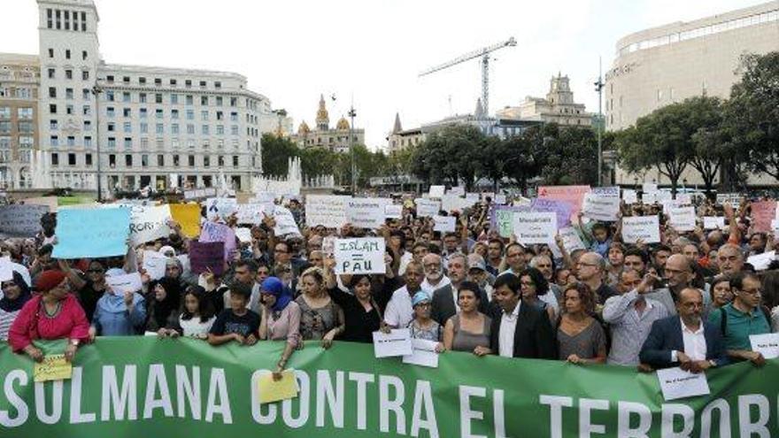 La comunitat musulmana es va manifestar ahir a la plaça Catalunya de Barcelona