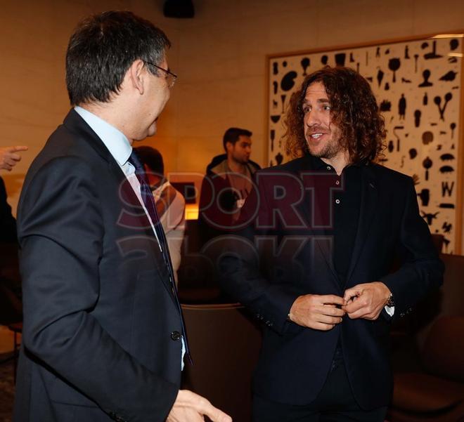 Bartomeu y Puyol conversaron en la zona VIP