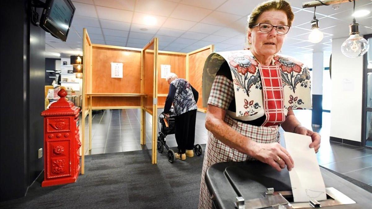 Una mujer vota, este jueves, en un colegio electoral de Holanda.