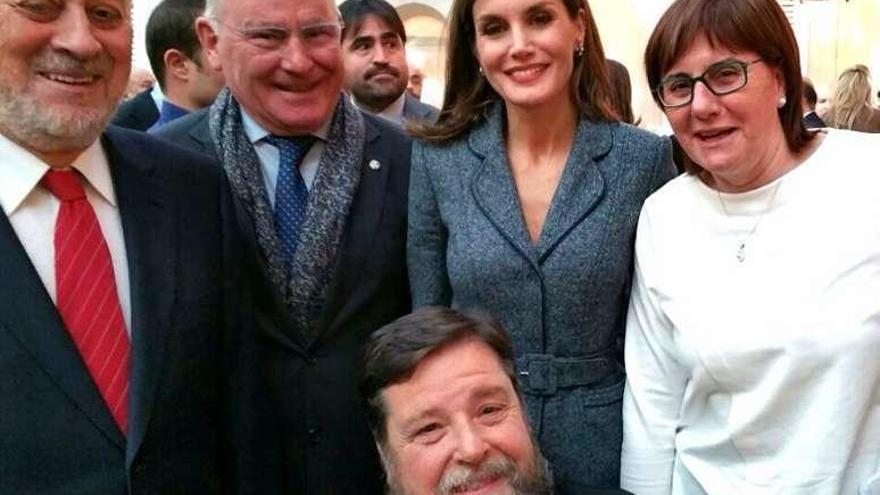 Gabino de Lorenzo, Nel González Zapico, presidente de la Confederación de Salud Mental de España; doña Letizia y Pilar Varela, con Javier Rubio, expresidente de la Asociación de lesionados medulares y grandes discapacitados físicos (Aspaym), delante.