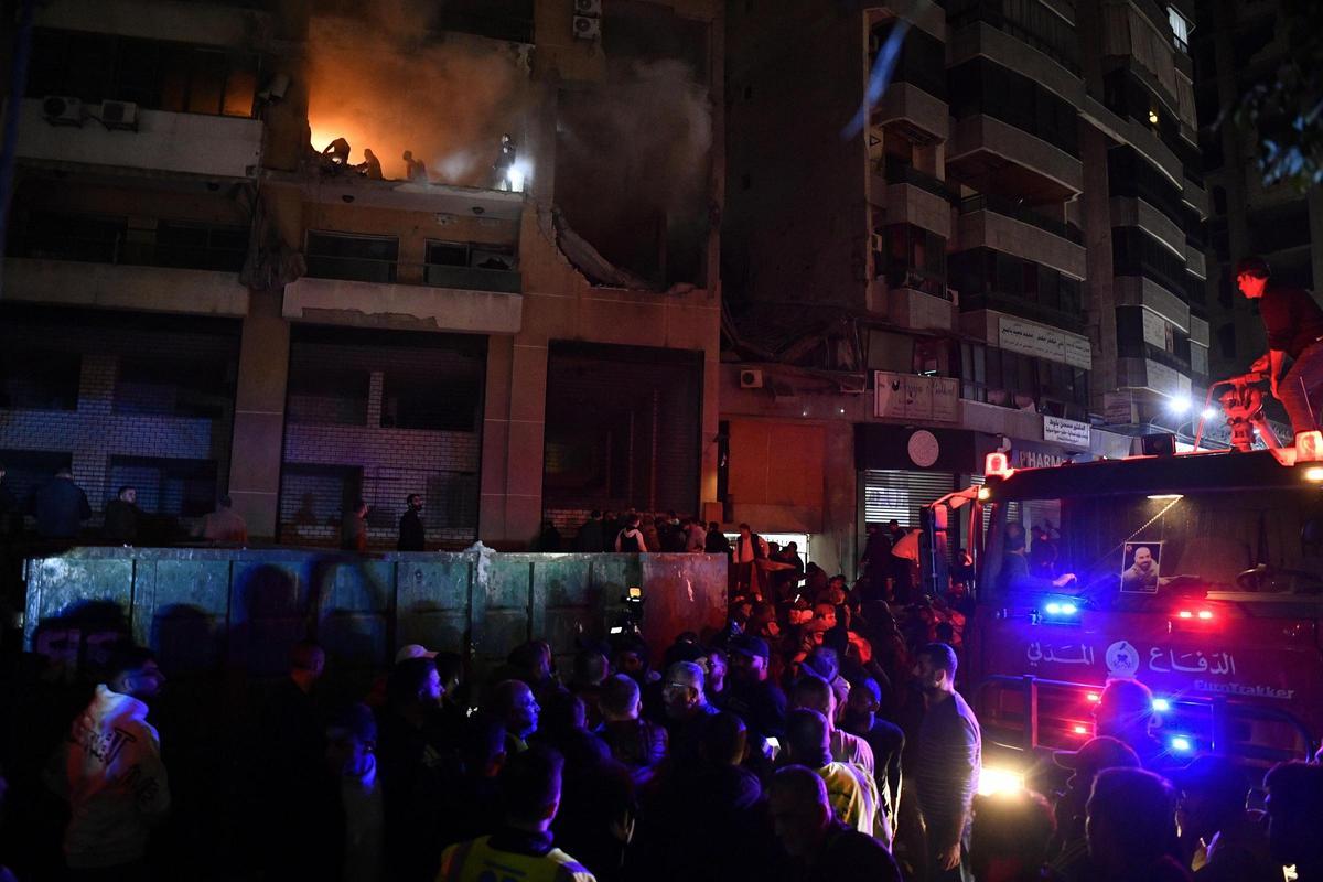 Los servicios de emergencia trabajan en el lugar de la explosión en el distrito de Dahiyeh, en Beirut.