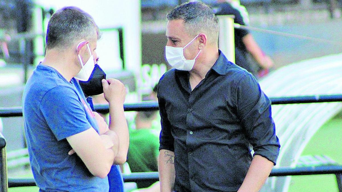 Sergi Escobar, el domingo en el Estadio Castalia, dialogando con director de la cantera del Castellón, Iván Medall.