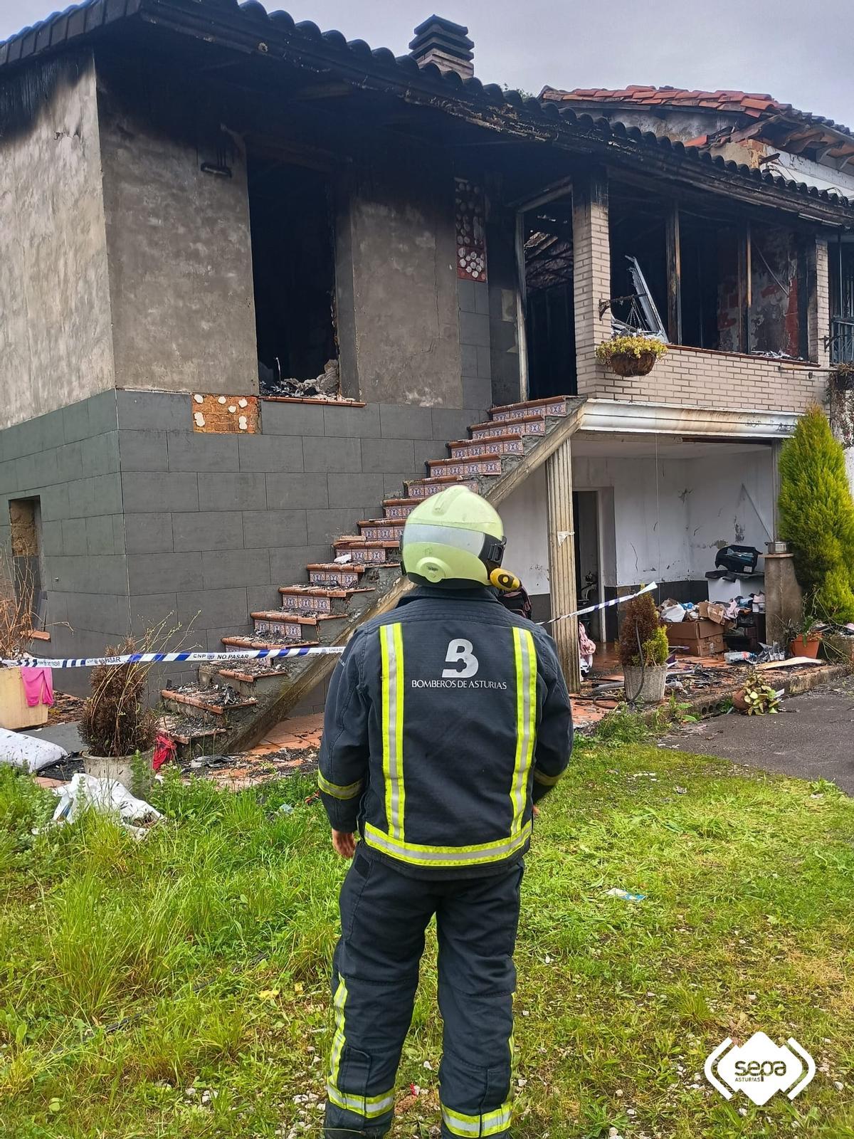 Un bombero comprueba que no hay puntos calientes en la vivienda.