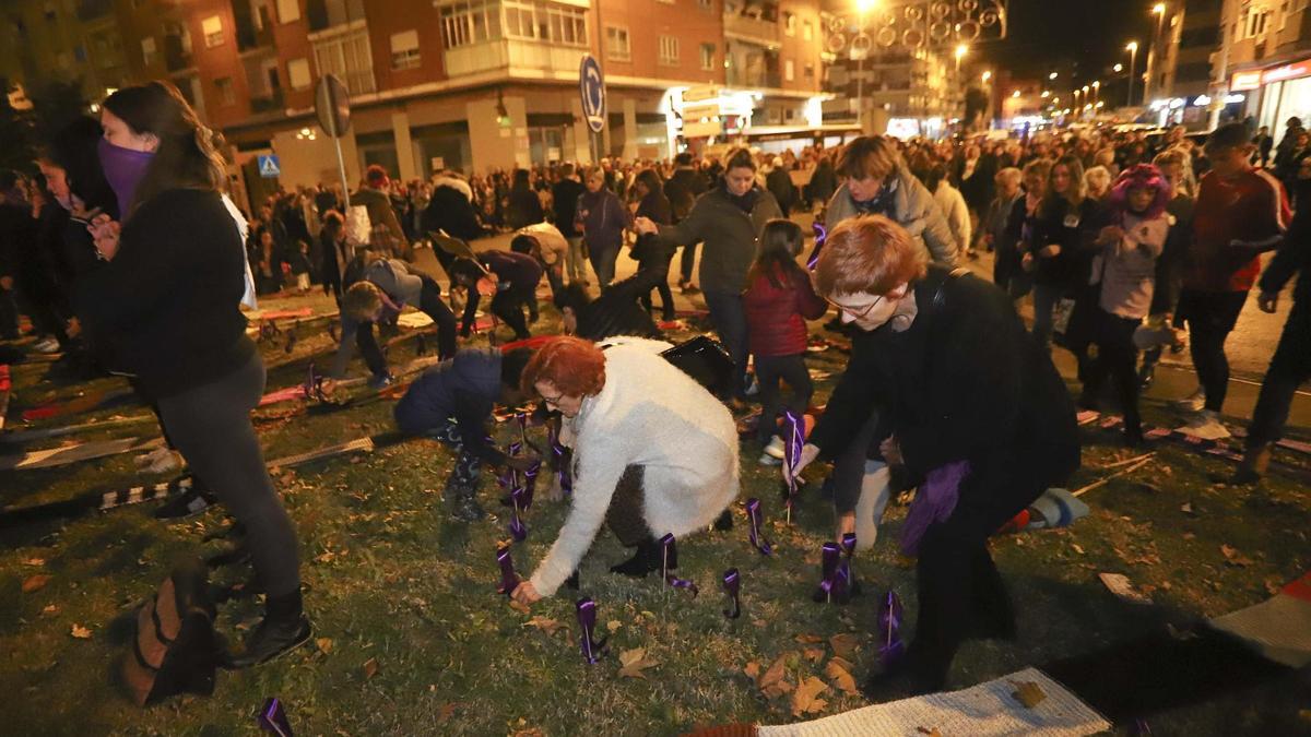 Gestos simbólicos, al final de una manifestación del 8M