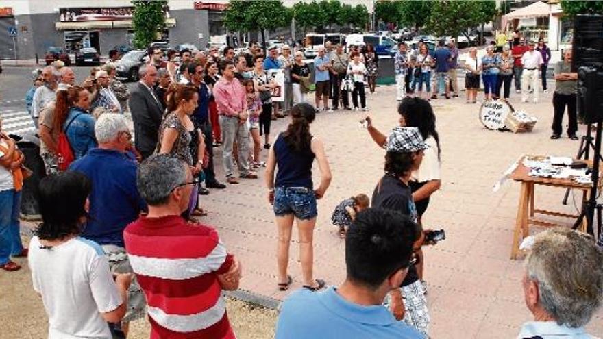 Els veïns protesten pel tancament del CAP de Fenals