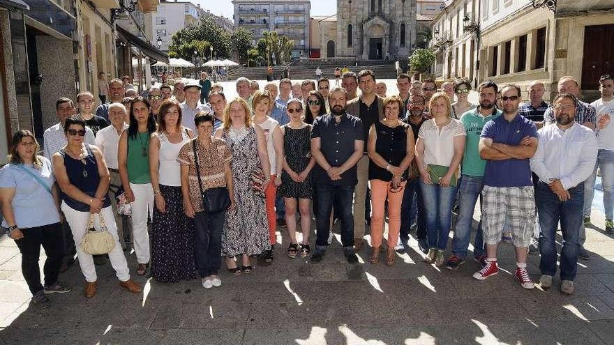 Miembros del anterior grupo de gobierno, en un acto con los alcaldes de aldea. // Bernabé/Javier Lalínb