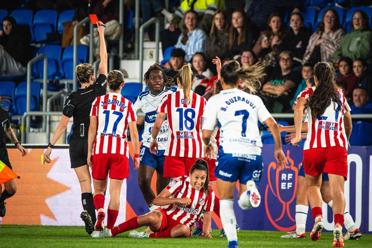 Dembele ve la roja por su empujón a Fiamma en el partido entre Costa Adeje y Atlético de Madrid