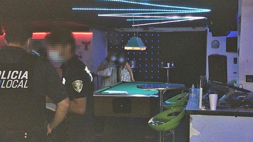 Agentes dentro de un local durante la noche del sábado. | POLICÍA LOCAL