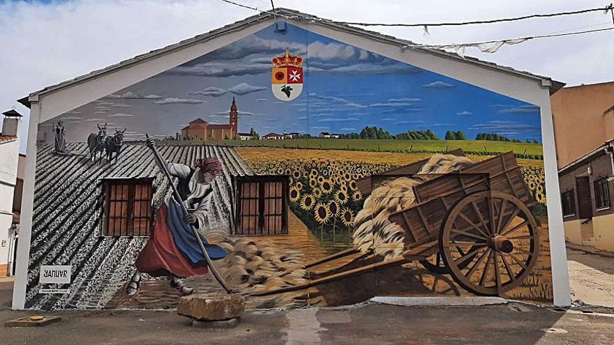 Arriba el mural acabado y sobre estas líneas en plena creación. | Cedidas