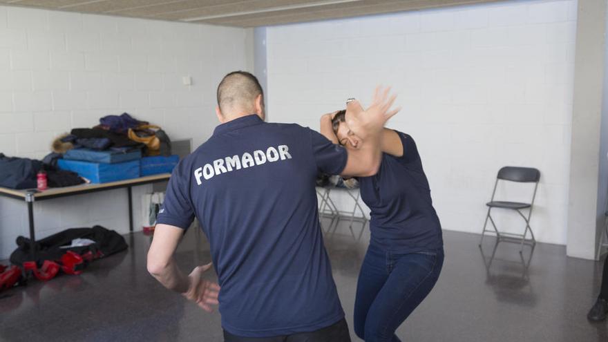 La Policia de la Generalitat imparteix un taller de defensa personal a dones que passen per un procés de maltractaments.