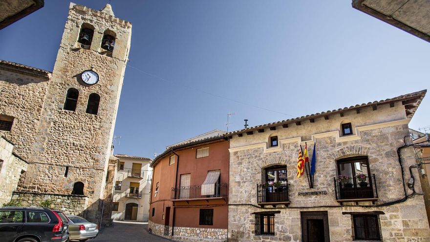 Paula cambió China por un pequeño pueblo de Teruel para su taller de cerámica: &quot;Buscábamos un lugar más conectado con la naturaleza&quot;