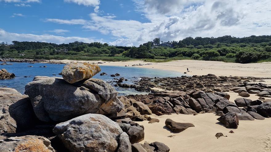 Senderos y playas nudistas, la otra oferta meca