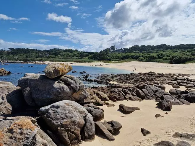 Senderos y playas nudistas, la otra oferta meca