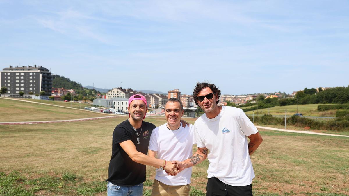 Dani Parrondo, Iván Fernández y Joaquín Pajarón en plena presentación de su espectáculo en el prao de la fiesta de Corvera previsto para el próximo 11 de septiembre.