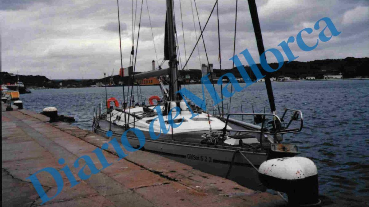 El yate &#039;Cool Star&#039;, donde iba a bordo el padre de Giorgia Meloni con el alijo de hachís, en 1995, en el puerto de Maó.