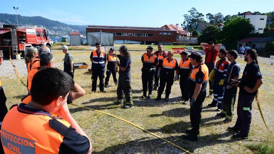 Voluntarios de Protección Civil de toda Galicia se forman contra el fuego en Domaio