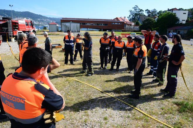 Voluntarios de Protección Civil de toda Galicia se forman contra el fuego en Domaio