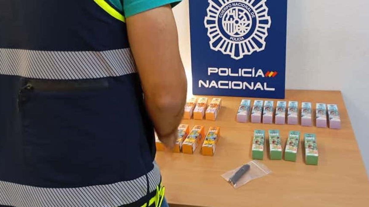 Un agente de la Policí8a Nacional, con el material intervenido.