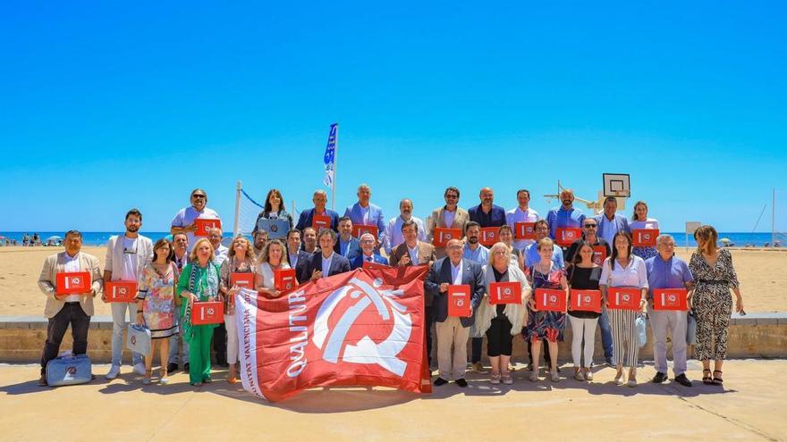 Francesc Colomer y Herick Campos posan en Alboraya con los represenantes de los ayuntamientos galardonados