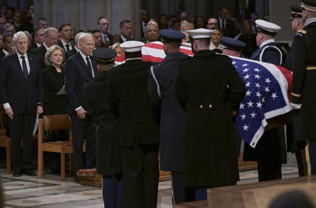 El féretro con los restos mortales de Jimmy Carter pasa junto al presidente Joe Biden, el expresidente Bill Clinton y la exsecretaria de Estado Hillary Clinton.