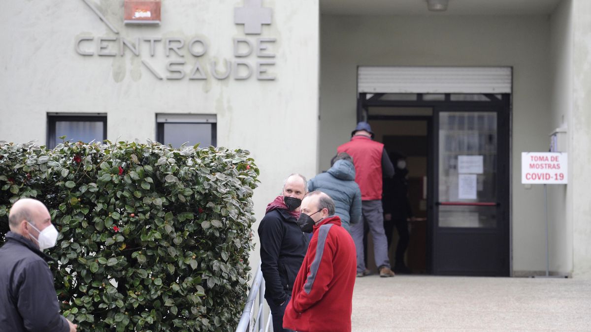 Personas en la entrada del centro de salud, en una imagen de archivo.