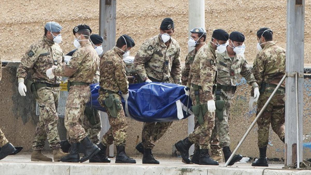 Los servicios de rescate recuperan uno de los cadáveres del naufragio de Lampedusa, el lunes.
