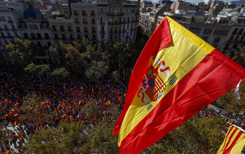 Milers de persones es manifesten a favor de la unitat d'Espanya a Barcelona