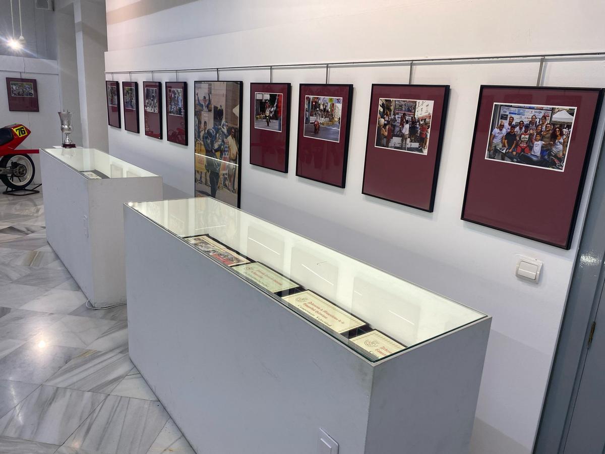 Fotografías de Bernat Martínez expuestas en la Casa de Cultura de Xàtiva.