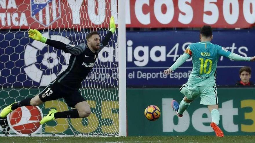 Messi supera a Oblak para firmar el segundo gol del Barcelona.