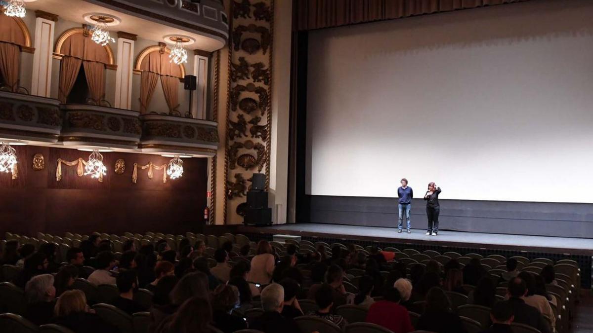 Público en el Colón antes de una proyección de una película de Berlanga en 2017.
