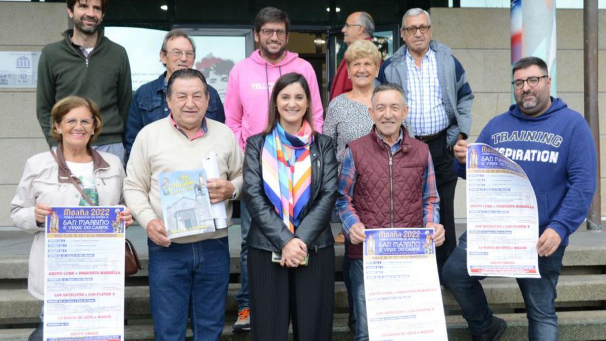 Miembros de la comisión y del Concello con los carteles.  |  // G.N.