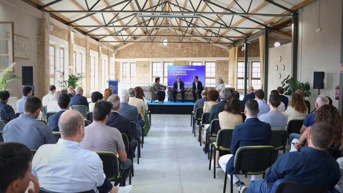 La alcaldesa de Onda, Carmina Ballester, destaca que la industrialización ofrece una oportunidad única para reforzar el liderazgo de la cerámica ondense en Europa.