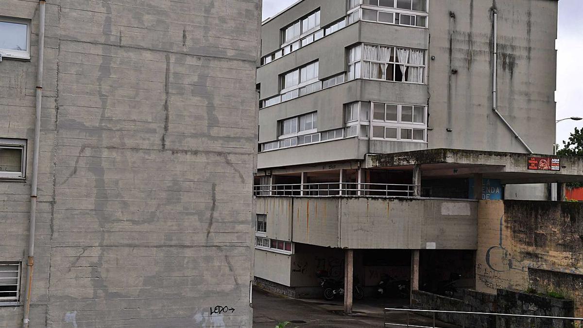 Desperfectos y humedades en la fachada de uno de los bloques.