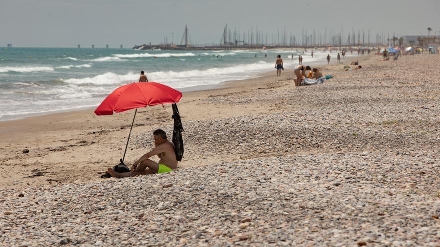 Así empieza el verano la playa de Corinto
