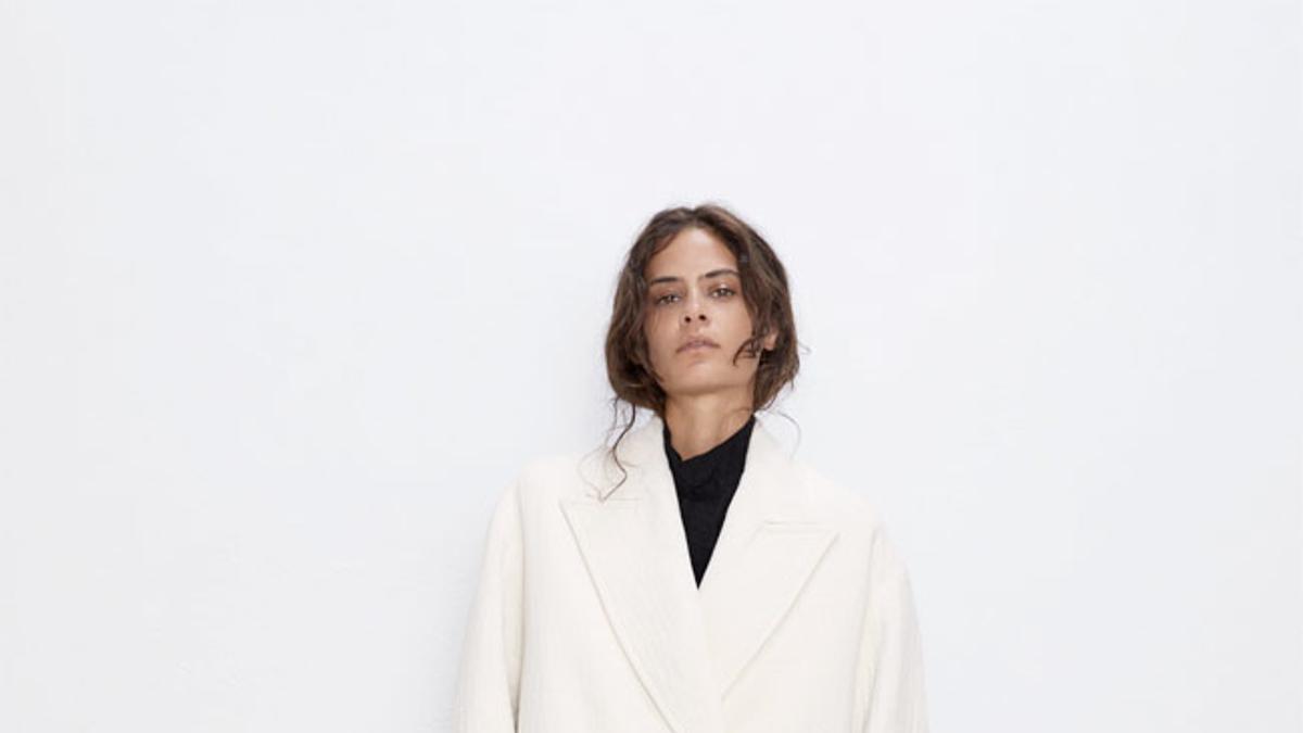 10 abrigos blancos para iluminar tus looks de invierno