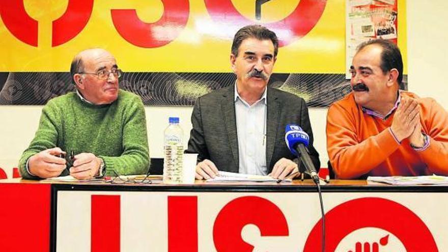 Por la izquierda, Ángel Suárez, José Vía y Francisco Baragaño, ayer, en la sede de USO en Gijón.