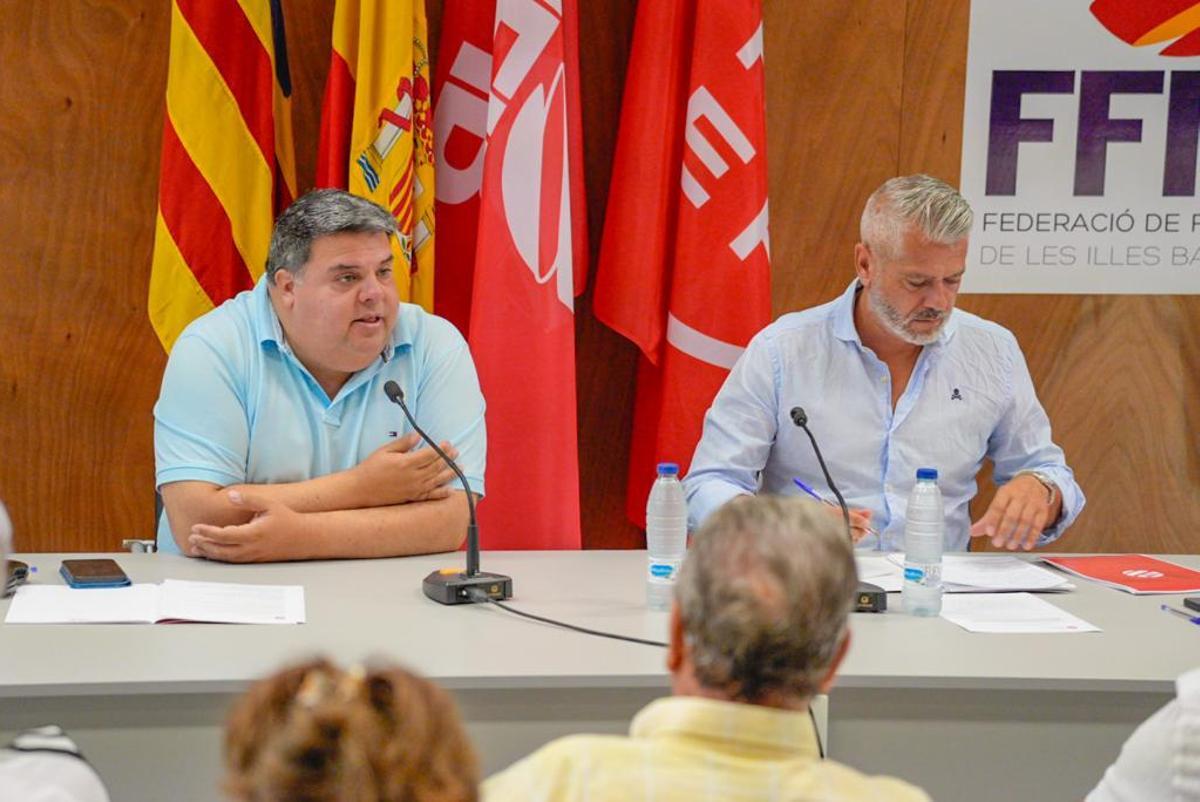 El presidente de la FFIB, Pep Sansó y el director general de la institución, Jordi Horrach, en la asamblea.