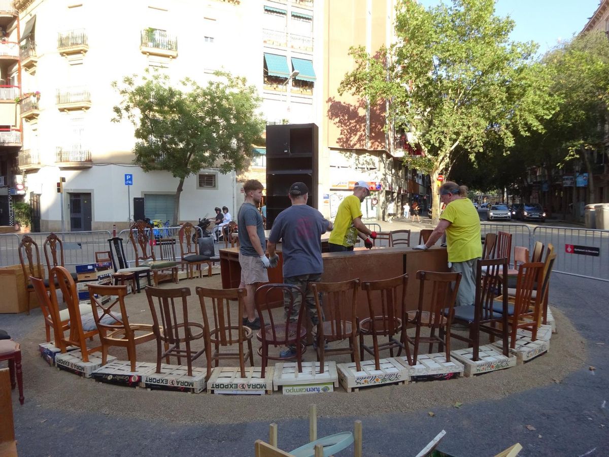 La 'fila 0' del fuego, tal y como se prepara en Sant Antoni la hoguera de Sant Joan.