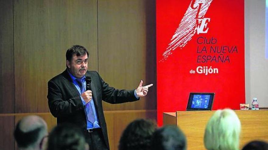 Francisco Vizoso, durante su intervención en el foro cultural del periódico.