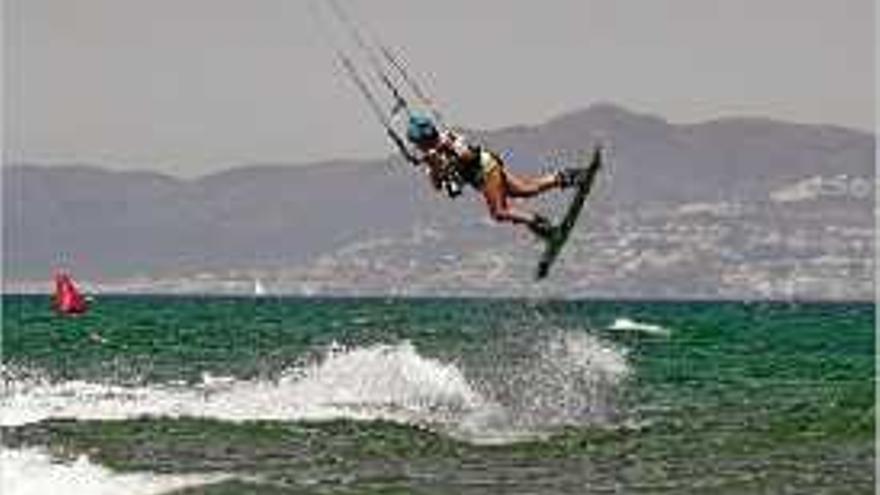 León i Font triomfen al Mundial de «kiteboard»
