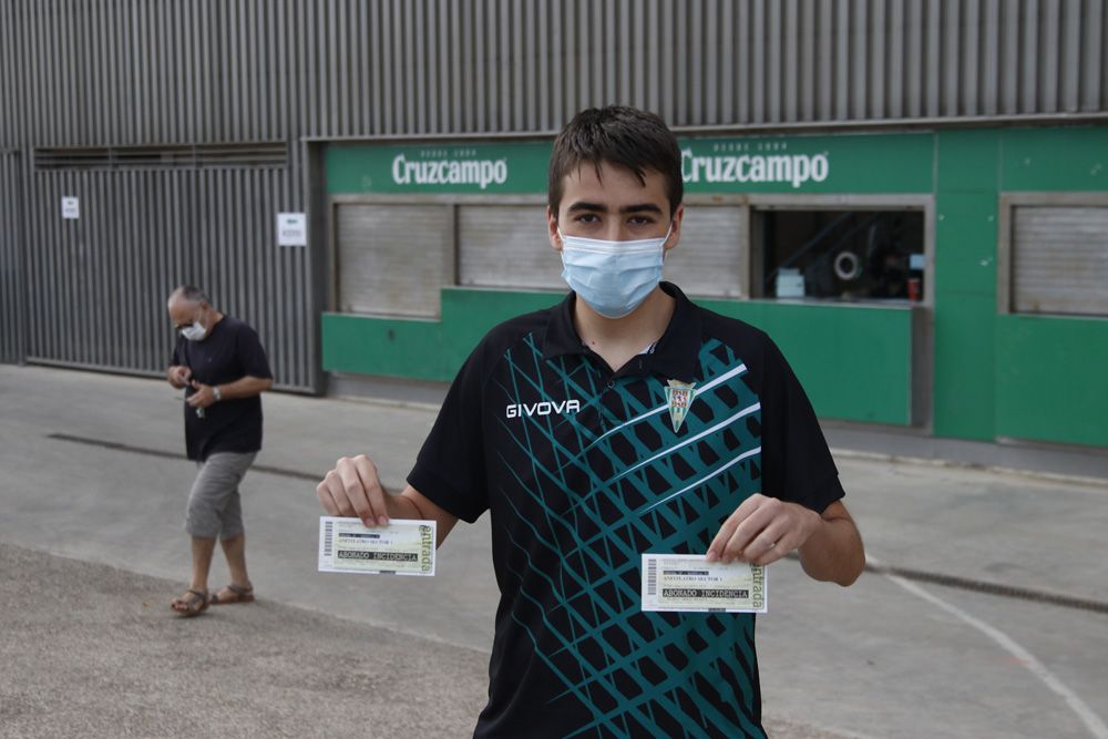 Grandes colas en el Arcángel por una entrada para el amistoso contra el Marbella