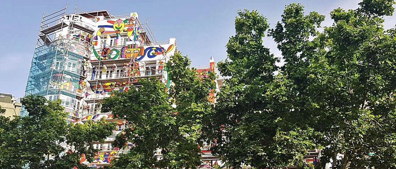 El edificio de la calle Marquès de la Sènia ha sido pintado por completo.